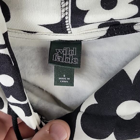 Wild Fable Long Sleeve Crop Hoodie, Black/White, Size S, NWT - Picture 4 of 8